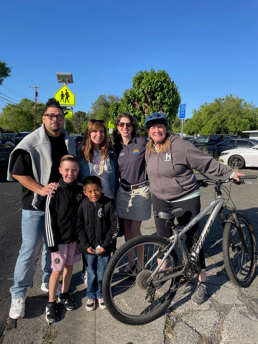 It was fun to recently participate in 'Walk and Roll School Day' with @HolbrookMDUSD students and their families! Thank you to @StSmartsDiablo for providing more information about how to safely walk and bike to school, and to @ConcordPD_CA for controlling traffic.