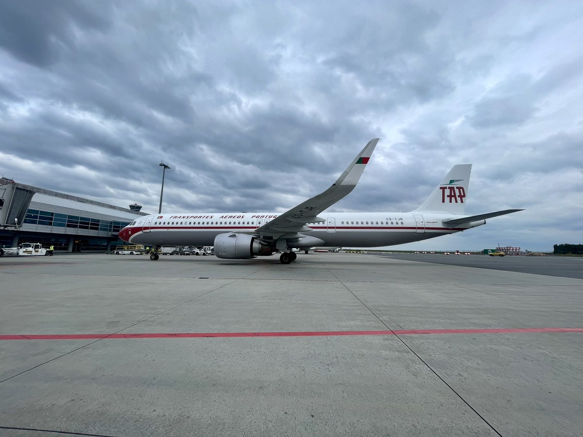 Today we celebrated the 2⃣0⃣th anniversary of @tapairportugal's flights to Lisbon. On this occasion we were visited by an Airbus A321neo in a retro livery✈️. TAP now offers 8 connections weekly to the city with 300 days of sunshine a year. Agradecemos muito 🇵🇹! #tapairportugal