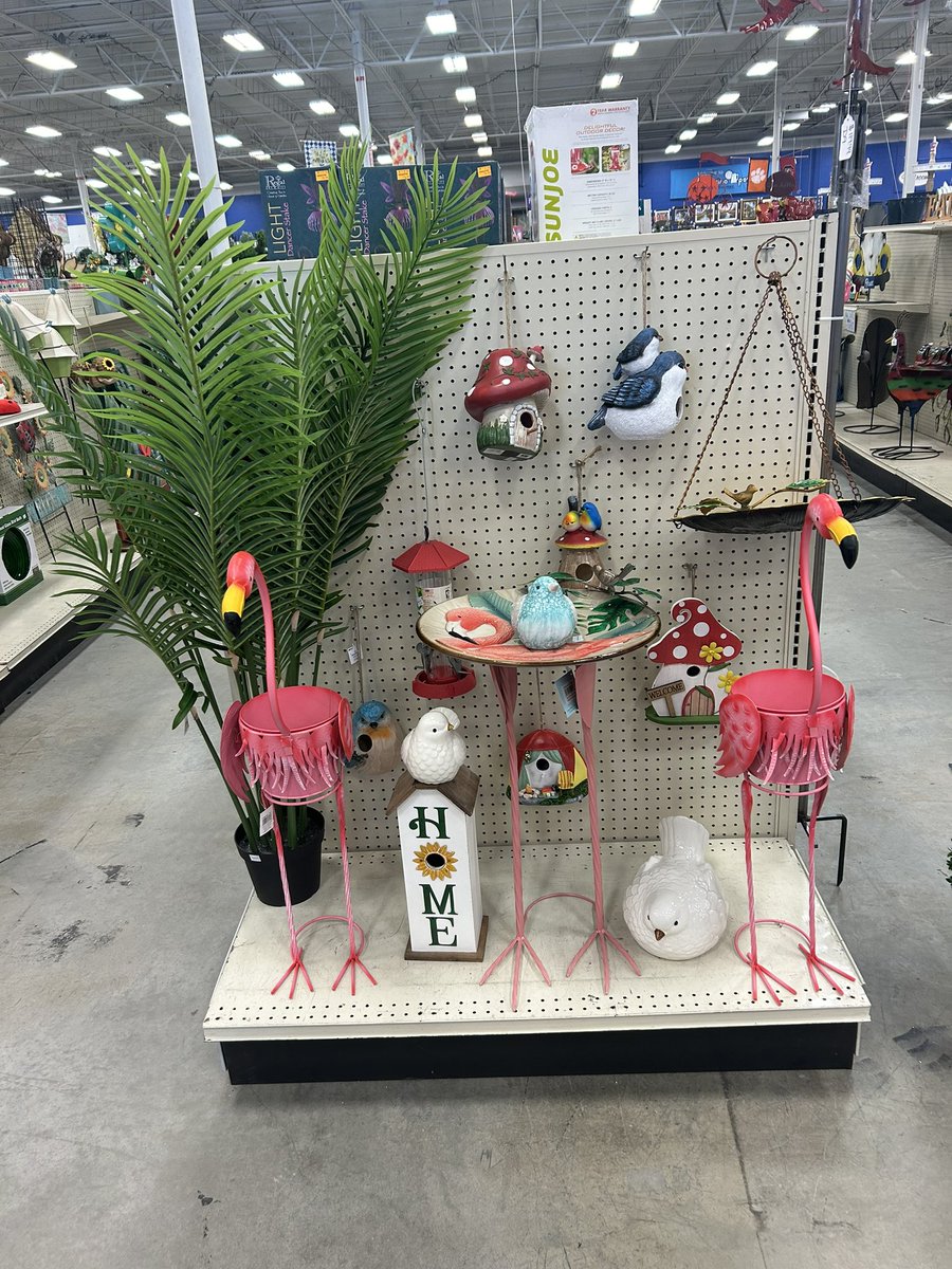 Astoldbylexiee's tweet image. And when it comes to a display, oh ima design it!! #visualmerchandiser #merchandiser