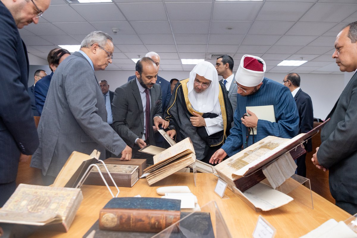 3. Following the lecture, Dr. Ahmed Zayed, the Director of the Bibliotheca Alexandrina, accompanied His Excellency Sheikh Dr. #MohammedAlissa, Secretary-General of the MWL, on a tour of the Bibliotheca Alexandrina.