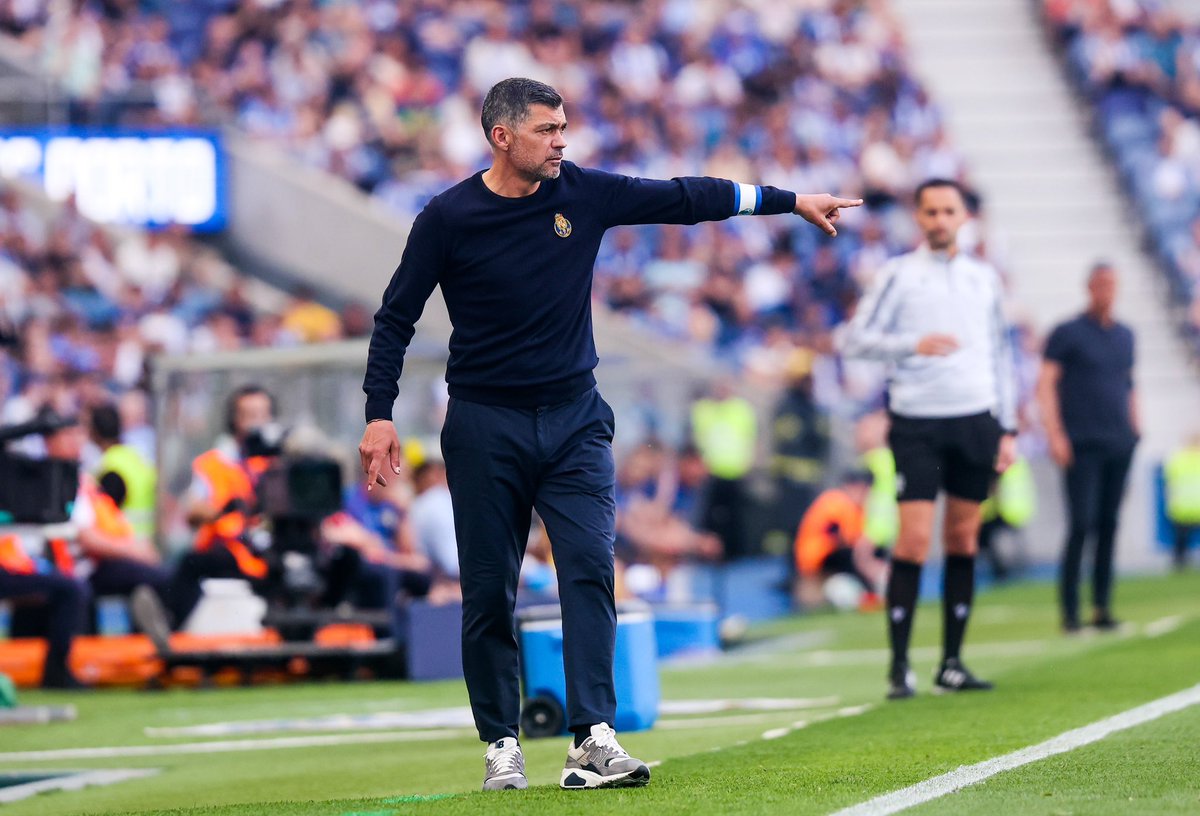 🚨 L’OM tente sa chance dans le dossier Sergio Conceiçao, coach du FC Porto ! 👔💙🤍

Pablo Longoria s’est déplacé ce jeudi en personne pour rencontrer l’entraîneur portugais à Porto. ✈️

(@sachatavolieri)