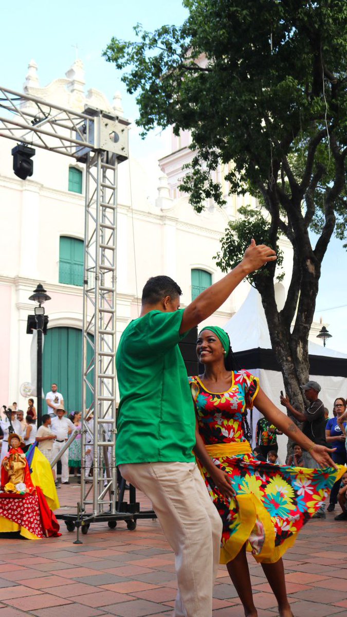 #EnFotos📸 Así se vivió la llegada de la Gran Misión Viva Venezuela, Mi Patria Querida, en el Casco Histórico de Petare, donde los artistas presentaron su música, cantos, bailes y mucho más, honrando la cultura venezolana 🪇🎻🎶 #EsteEsUnPuebloMaduro