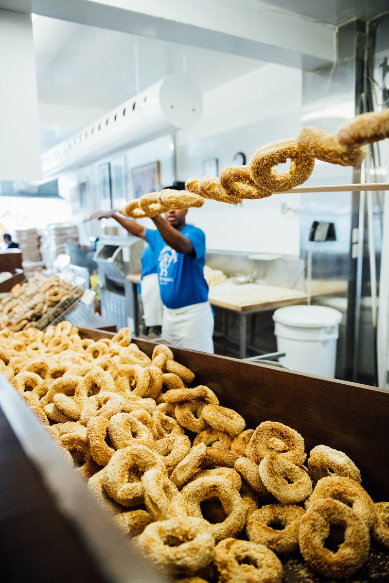 Here's everything you should know about the Montréal bagel! ╰┈➤ mtl.org/en/experience/… 📷 @twofoodphotogs #montreal #food