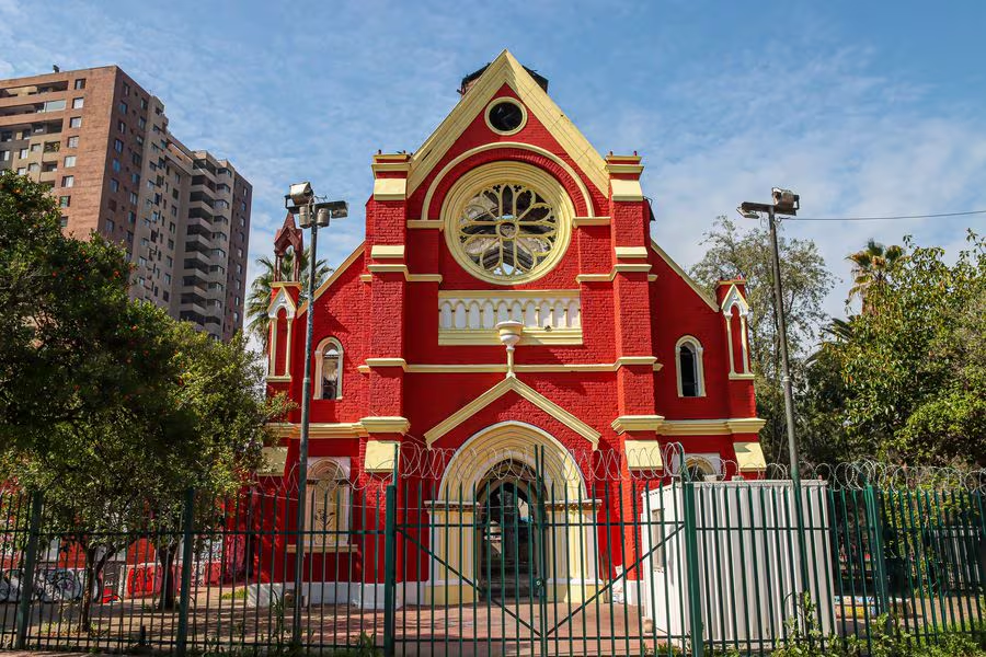latercera's tweet photo. Estallido social: declaran culpable a acusado de incendiar la Iglesia de Carabineros https://t.co/yCLZ95bela https://t.co/6CAOJreVEV
