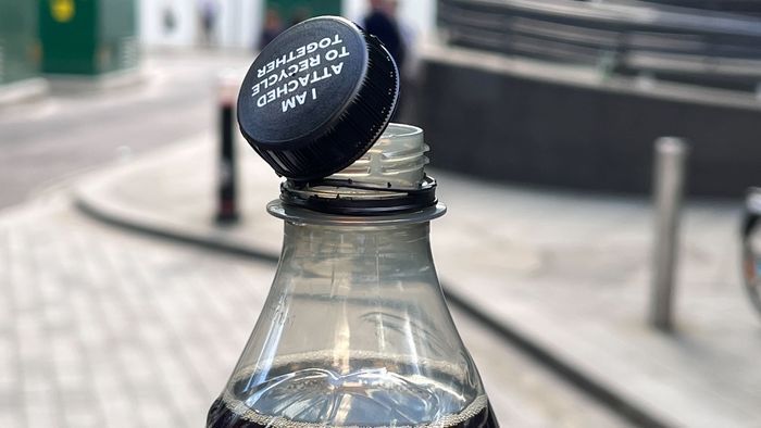 Coke’s Attached Bottle Caps Keep Hitting Soda Drinkers in the Face buff.ly/3UBTLUs #EUregulation #EUrecycling #packaginginnovation #myfcsi