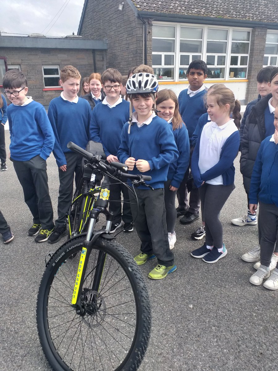 We were so lucky to welcome members of @GardaTraffic to our school for #BikeWeek 🚴🏼‍♀️

We learned so much about road safety, and how to cycle safely!

@GreenSchoolsIre @OffalySP @TFIupdates