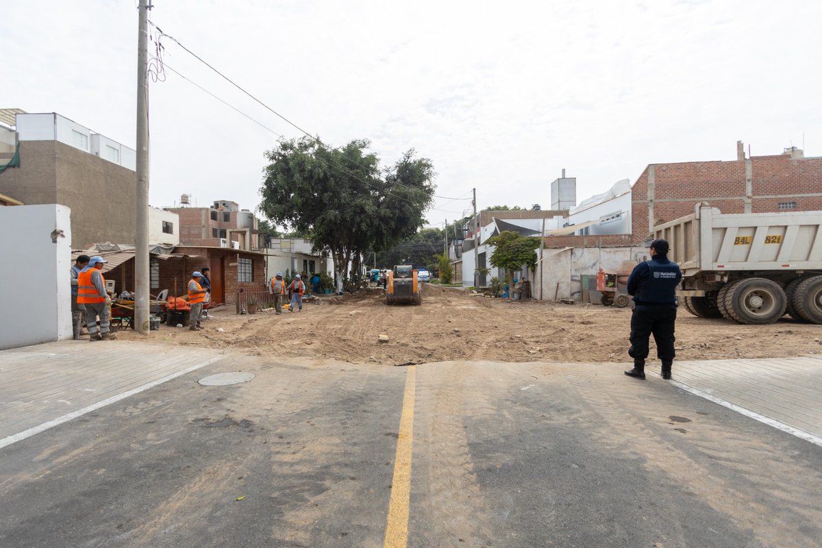 ¡Vecinos! Iniciamos la pavimentación de la vía que conecta la calle El Viñedo con la Av. Mariscal Castilla (cuadra 1), lugar donde recuperamos 300 m² de espacio público que durante mucho tiempo no permitía la libre circulación en dicha vía. #SurcoSigueMejorando #Surco