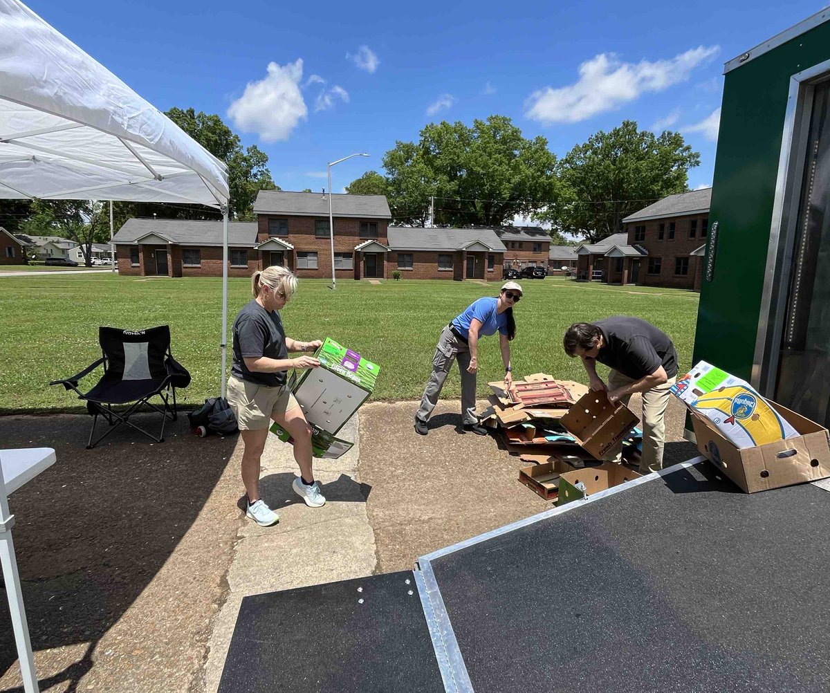 The week of service continues across the South Region in recognition of TVA’s 91st anniversary. @TVAnews teamed up with the @FoodBankAL and Housing Authority in @CityofDecaturAL to restock produce and help distribute food to community members living at East Acres.