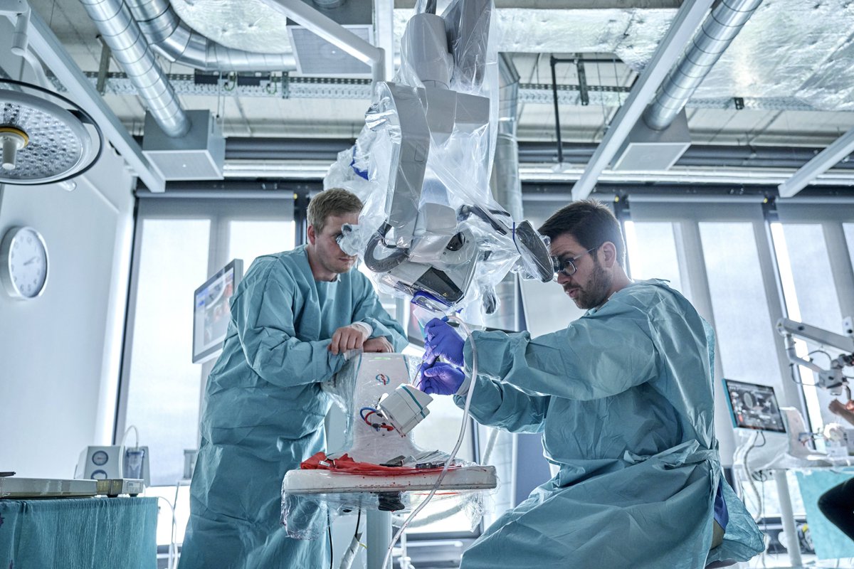 Unleash Surgical Genius! Recap of #SwissBern EndoTraining with SurgeonsLab Simulators.
Imagine: Hands-on training with ULTRA-REALISTIC patient models. That’s the SurgeonsLab difference!
📷 Master aneurysm clipping, microsurgery & neuro-oncology.
📷 Endovascular training with
