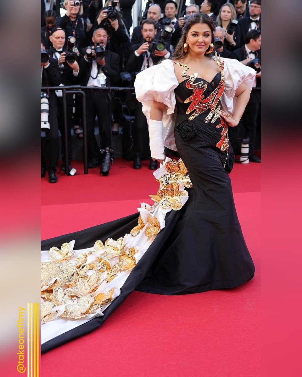 #AishwaryaRaiBachchan looks mesmerizing in a gown as she poses for the cameras 📸 at the 77th #CannesFilmFestival ✨ An epitome of beauty and talent. 🌹🌟