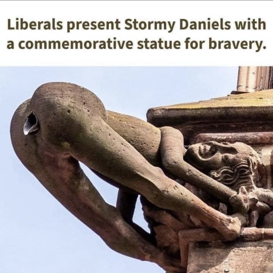 Interactive statue of Stormy Daniels. 👇 🤣🤣🤣 👑🐝 #factassin