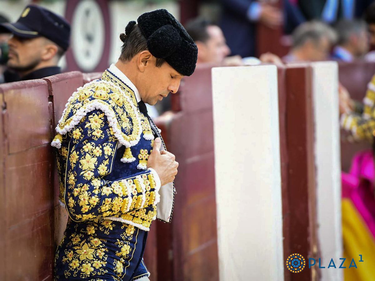 Madrid en @LasVentas Silencio para @JMManzanares que se le fue otro gran toro de Victoriano con un soberbio pitón izquierdo. Entre trapazos y enganchones transcurrió la faena del alicantino. Al toro ni le dieron ni una triste palma al arrastre. Volvió a matar mal.