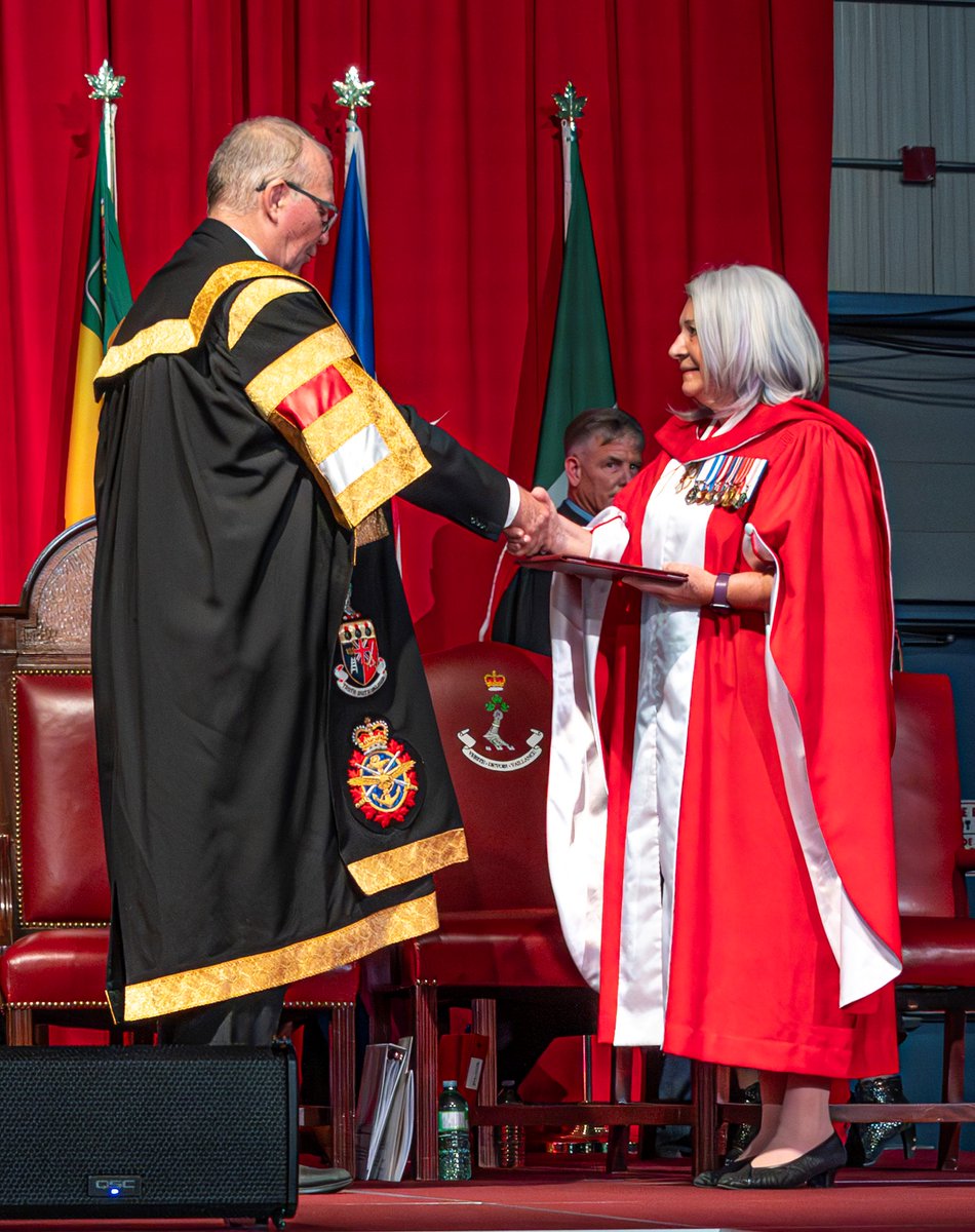 Gouverneur général du Canada (@canadagg) on Twitter photo La #GGSimon était fière de s’adresser aux diplômés lors de la cérémonie de remise des diplômes du printemps du <a href="/RMCCanadaCMR/">RMC Canada CMR</a> 2024, au cours de laquelle elle a également reçu un diplôme honorifique en reconnaissance de ses contributions au Canada. La #GGSimon était fière de s’adresser aux diplômés lors de la cérémonie de remise des diplômes du printemps du <a href="/RMCCanadaCMR/">RMC Canada CMR</a> 2024, au cours de laquelle elle a également reçu un diplôme honorifique en reconnaissance de ses contributions au Canada.