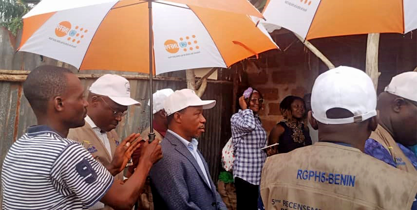 Pour s'assurer du bon déroulement de la cartographie censitaire du  #RGPH5 au Bénin🇧🇯, @insbenin et @unfpa_benin en visite conjointe de terrain ce jour à Ouèdo dans la commune d'Abomey-Calavi avec la participation des autorités de la ville et du département. #JeComptePourLAvenir