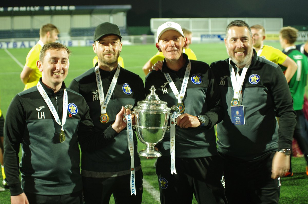 RayleighFootie's tweet image. Just another day at the office for @Rob5Hodg @Jason_RSFC @ianread76 @luke_181290 and their Rayleigh Town team, congrats to you and all the players on a fab season👏👏
@RayleighTownFC1 @NonLeagueCrowd