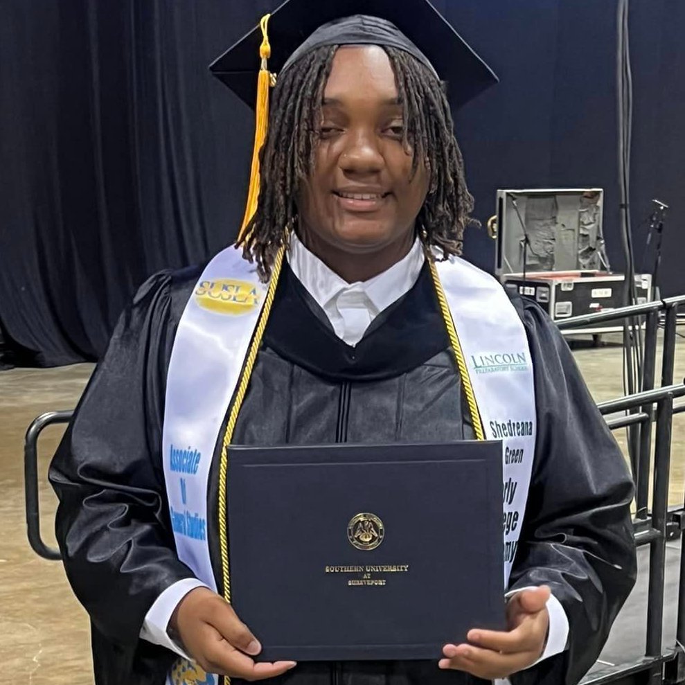 Another #DualEnrollment Success Story:

23 of Lincoln Prep's 48 seniors graduated from @SUShreveport with their associate's degrees on May 10.

Valedictorian Kamora Kimble was recognized as SUSLA's top graduate.

CONGRATULATIONS!

📸 Lincoln Prep

#LaProspers #TalentLivesHere