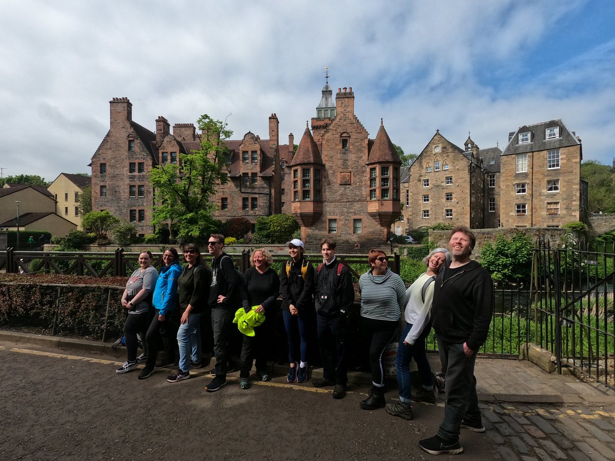 A few shots from the dry land team of @scvotweet caretaking the Rocheid path with a trim back of the walkway edges and removing graffiti from the signs 💪💪

Before a guided tour taking in St Bernards well and Dean Village

Thanks for the help folks.
@Edinburgh_CC @PathsforAll