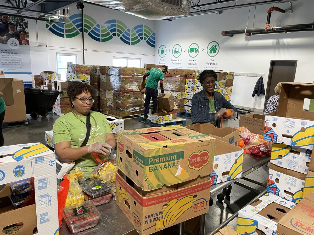 CTNaturalGas's tweet image. As we mark  #aapiheritagemonth, our Avangrid Coalition for Asian Pacific Americans (ACAPA) BRG, volunteered at @CtFoodShare. Their hard work &amp;amp; commitment resulted in the sorting of over 6,000 pounds of produce, making a significant impact in alleviating hunger across CT. 🍎🍌🍓