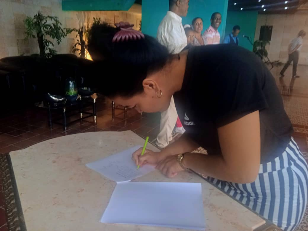 tvcamaguey's tweet image. Como parte de una jornada de celebración hasta el 25 de mayo, los intérpretes y traductores de lengua de señas del territorio firmaron su código de ética en las instalaciones de la Plaza de la Revolución de #Camagüey.
#ANSOC