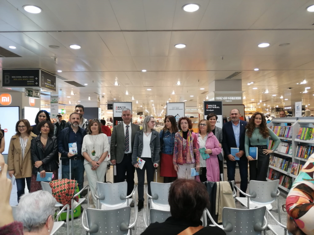 🎙️ Valentín García asistiu ao recital Micro aberto na libraría Corte Inglés de Compostela. Participaron, entre outros: Marilar Aleixandre, Carmen Caramés, Beatriz G.Turnes, Carlos Labraña, Ana Lojo, Rosalía Morlán, Mercedes Pacheco, Carmen Sampedro, María Solar e Abel Tomé