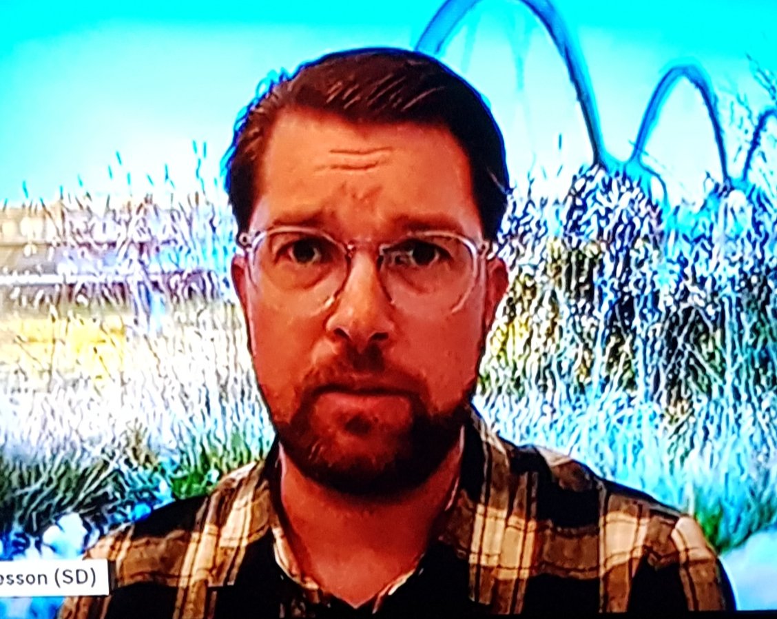 Rikshäxan #ArgaAndersson sluddrar fram sina lögner om @sdriks i kvällens @svtnyheter. Hon ger ett onyktert intryck. Jimmie Åkesson är hennes totala motsats, han är som alltid klar, påläst och saklig. I tennissiffror vann han kvällens debatt med 6-0, 6-0! #svpol #Euval2024 #SD2024