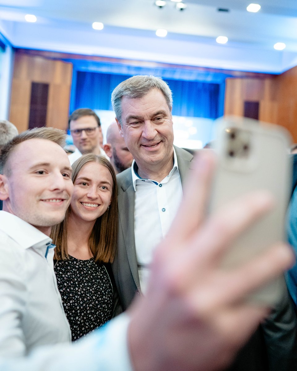 Europa-Empfang der CSU #Unterfranken in Schweinfurt: Vielen Dank an Steffen Vogel, @gerlach_judith und @anjaweisgerber für den herzlichen Empfang.
Die Europawahl ist die zweitgrößte demokratische Wahl der Welt. Nur eine Stimme für die #CSU stellt sicher, dass auch alle unsere