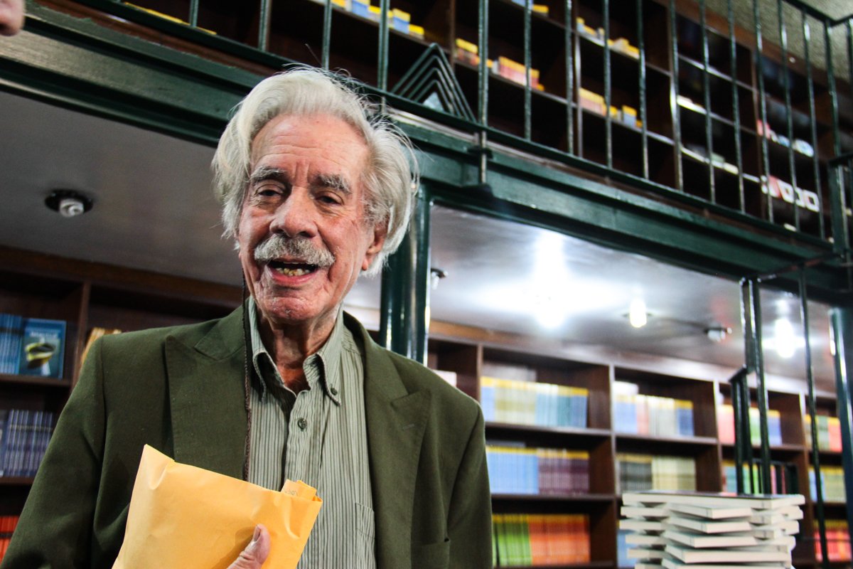 ¡Un gigante está hoy de cumpleaños! Juan Calzadilla; genio de las letras, figura de la cultura nacional y maestro de las artes, gracias por inspirarnos siempre con tu sencillez, espiritualidad y amor por la vida. ¡Feliz Cumpleaños querido amigo!