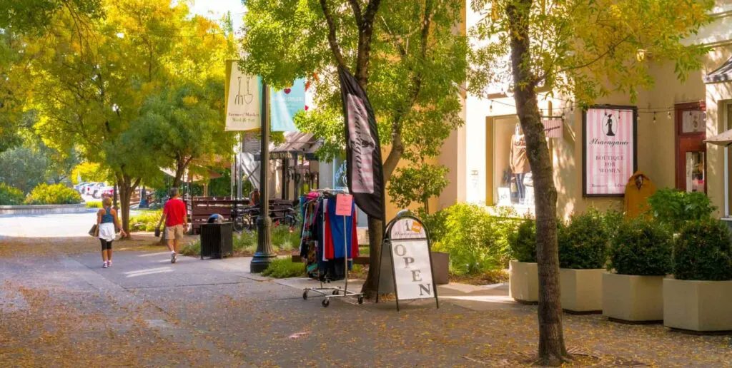 👟 Make sure that you pack your walking shoes for LabWeek Field Building. One of our favorite things to do in Healdsburg is take a stroll down the plaza filled with shops, galleries, treats and a farmers market. 👉 labweek.io/24-fb #LabWeekFB