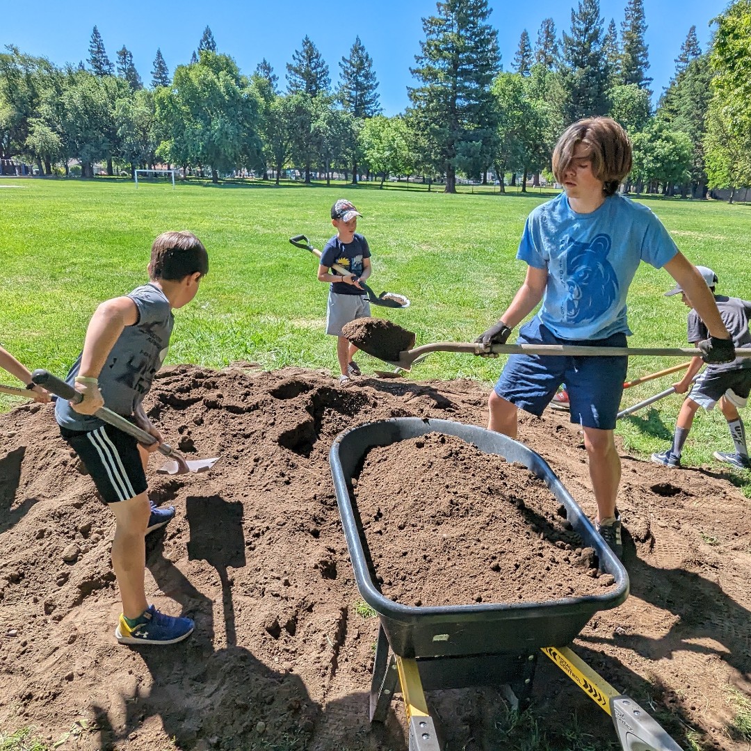 Last week, Board of Education Trustee Taylor Kayatta partnered with staff and students at Martin Luther King, Jr. K-8 to build new garden beds so that students may enjoy more outdoor learning activities.