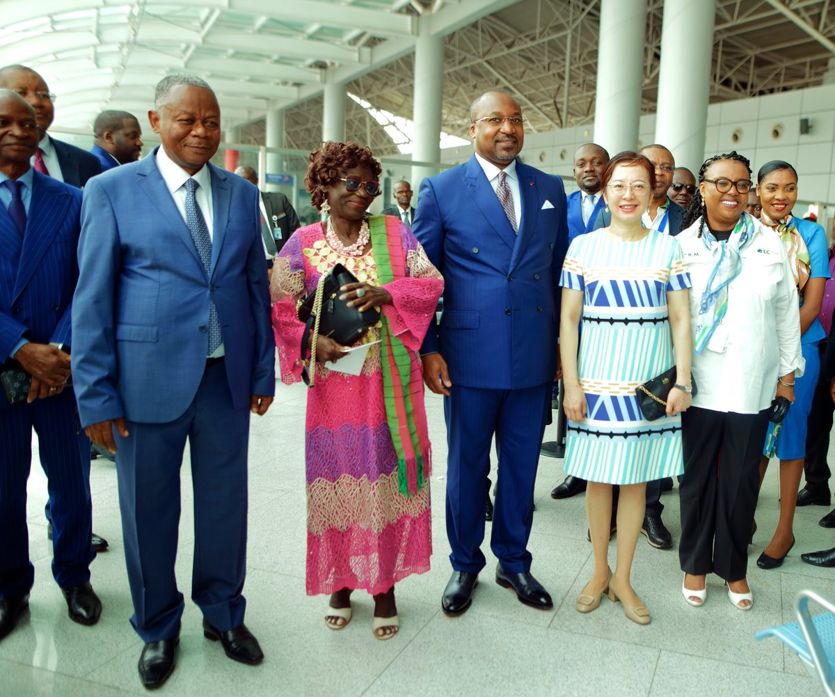 CooperationCG's tweet photo. Le ministre de la Coopération internationale et de la Promotion du partenariat Public-privé, M. Denis @ChristelSassou Nguesso, a assisté ce jeudi 16 mai 2024 à la cérémonie marquant la relance des vols commerciaux locaux de la compagnie aérienne #ECAir. Cet événement, qui a eu lieu à l'aéroport international de #Brazzaville, a été marqué par la présence du ministre Honoré Sayi, chargé des Transports et de l'Aviation civile et de SEM @LIYanChine, ambassadrice de Chine au Congo.

Lors de son intervention devant la presse, le ministre Denis @ChristelSassou Nguesso a tenu à souligner le rôle déterminant joué par la #Chine dans la relance d'ECAir. Il a salué l'engagement de ce partenaire stratégique, sans lequel cette étape cruciale n'aurait pas été possible. Le ministre a notamment mis en avant la contribution d'Aviation Industry Corporation of China (AVIC), qui a assuré la remise en état des moteurs afin de permettre à la compagnie ECAir d'obtenir le certificat de navigabilité et le certificat de transport aérien. Cette collaboration fructueuse illustre la solidité des liens qui unissent le Congo et la Chine ainsi que leur volonté commune de travailler ensemble pour relever les défis du développement. 

Le ministre a profité de cette occasion pour annoncer que le gouvernement congolais a négocié avec la Chine pour que la flotte d'ECAir soit étoffée dans un futur proche avec trois (3) avions du constructeur aéronautique chinois Comac. Par ailleurs, le ministre Denis @ChristelSassou Nguesso a exprimé son optimisme quant à l'avenir d'ECAir dont la nouvelle stratégie adoptée devrait lui permettre d'éviter les écueils du passé et de se positionner comme un acteur majeur du transport aérien en Afrique centrale.