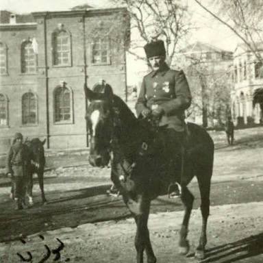 1917; Mustafa Kemal Atatürk, atıyla Diyarbakır sokaklarında.