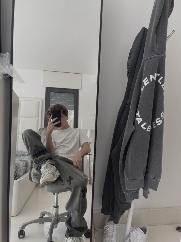 livresczyta's tweet image. „Po drodze mijamy Haydena. 

Wygląda, jakby chciał coś powiedzieć, ale nie zdąża, bo Cal wymija go i prowadzi mnie szybko za sobą na górę.”

 #redshirtJP