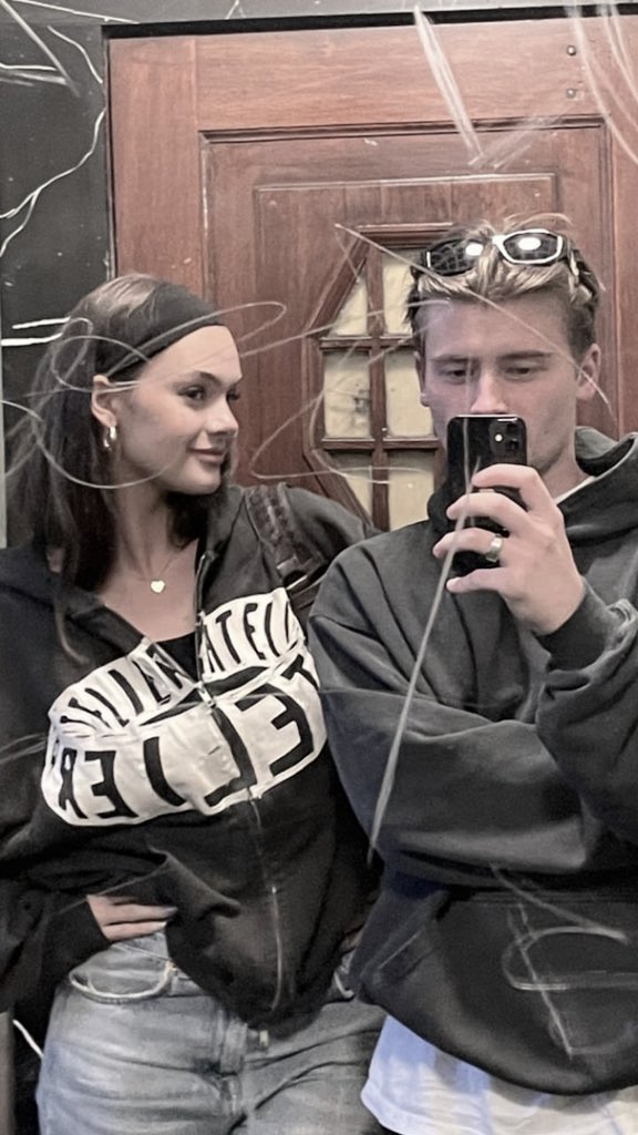 livresczyta's tweet image. „Po drodze mijamy Haydena. 

Wygląda, jakby chciał coś powiedzieć, ale nie zdąża, bo Cal wymija go i prowadzi mnie szybko za sobą na górę.”

 #redshirtJP