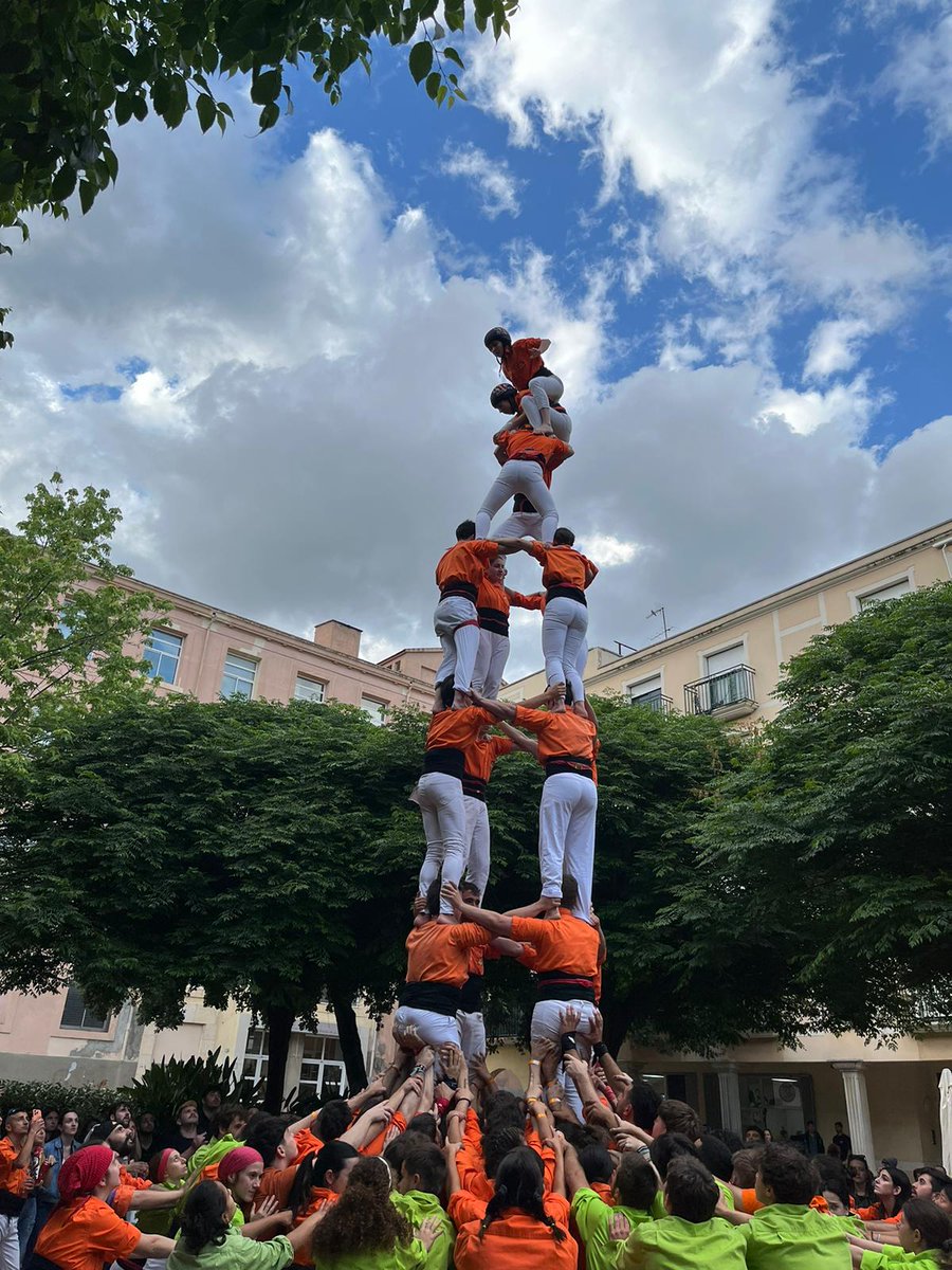 🧡Els @PataquersURV han celebrat avui a la plaça de la Patacada de Reus la diada de primavera, acompanyats dels @GrillatsCBL i @bergants I demà, a les 13h, vermut de final de curs al campus Catalunya! #comunitatURV