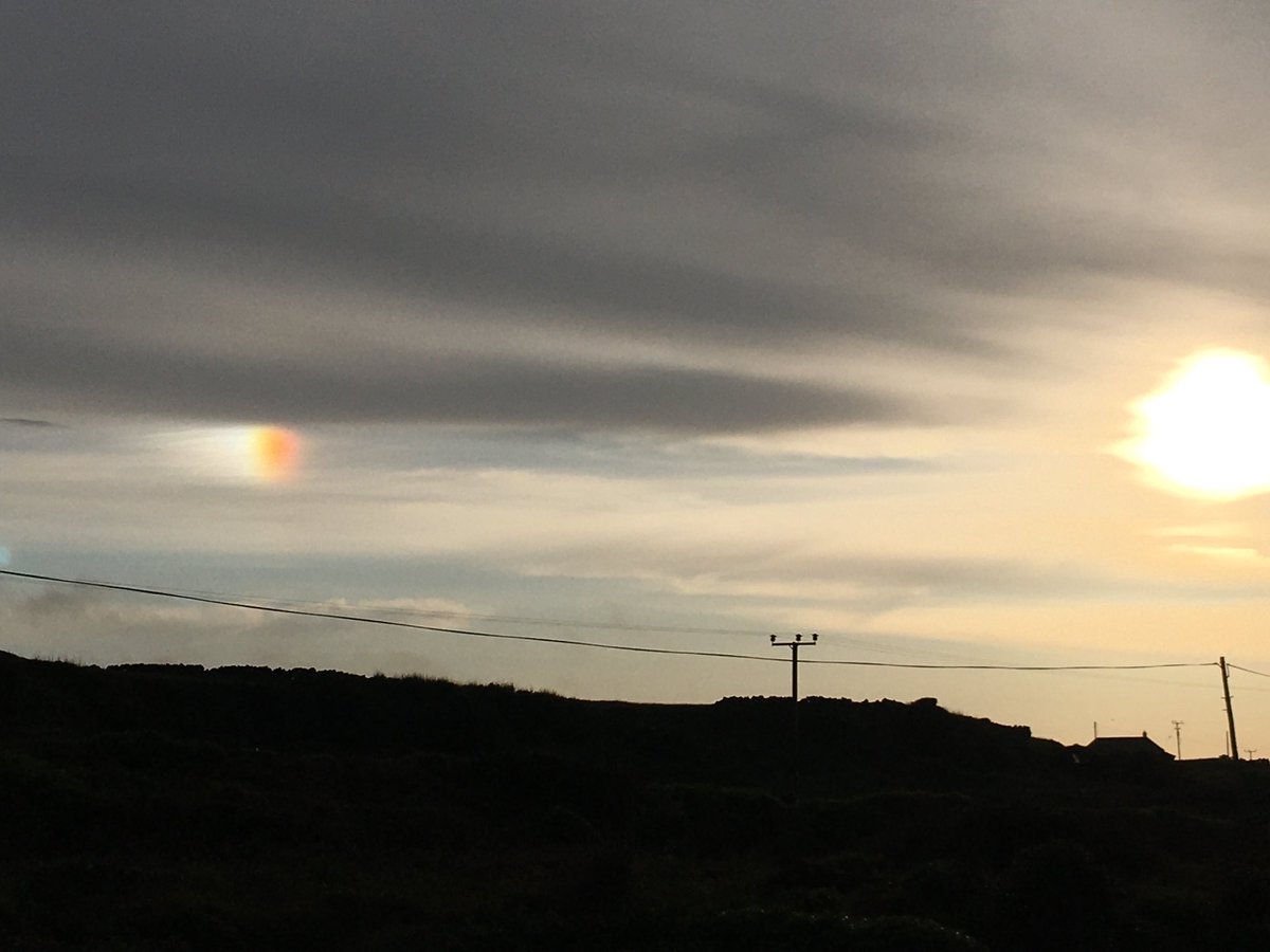 Dathlonrachas néil os cionn an tSrutháin le dul faoi na gréine - niamhrach an radharc #ÁrainnAbú #Bealtaine #meitéareolaíocht ⁦@MetEireann⁩ ⁦@AimsirTG4⁩