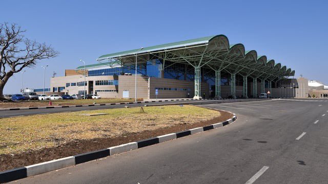 Aéroport International des chutes Victoria, 🇿🇼#Zimbabwe, inauguré en 2016 pour $150 millions. Capacité 1.5 millions l'an de touristes visitant spécialement les chutes de Victoria 🇨🇩#RDC que pensez vous d'un tel projet à longterme pour nos chutes de Lofoï, Zongo et autres ?