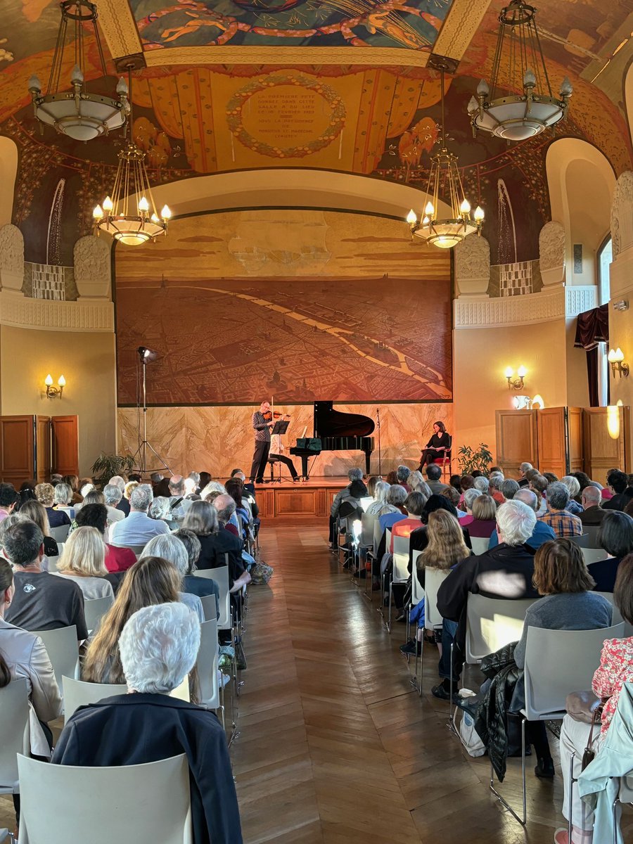 Un public nombreux ce soir à la  Mairie de #Paris15 au concert « La musique de l’Orient-Express », lors duquel la musique classique des 19e et 20e siècles dialogue avec des lectures d’œuvres littéraires inspirées par ce train mythique