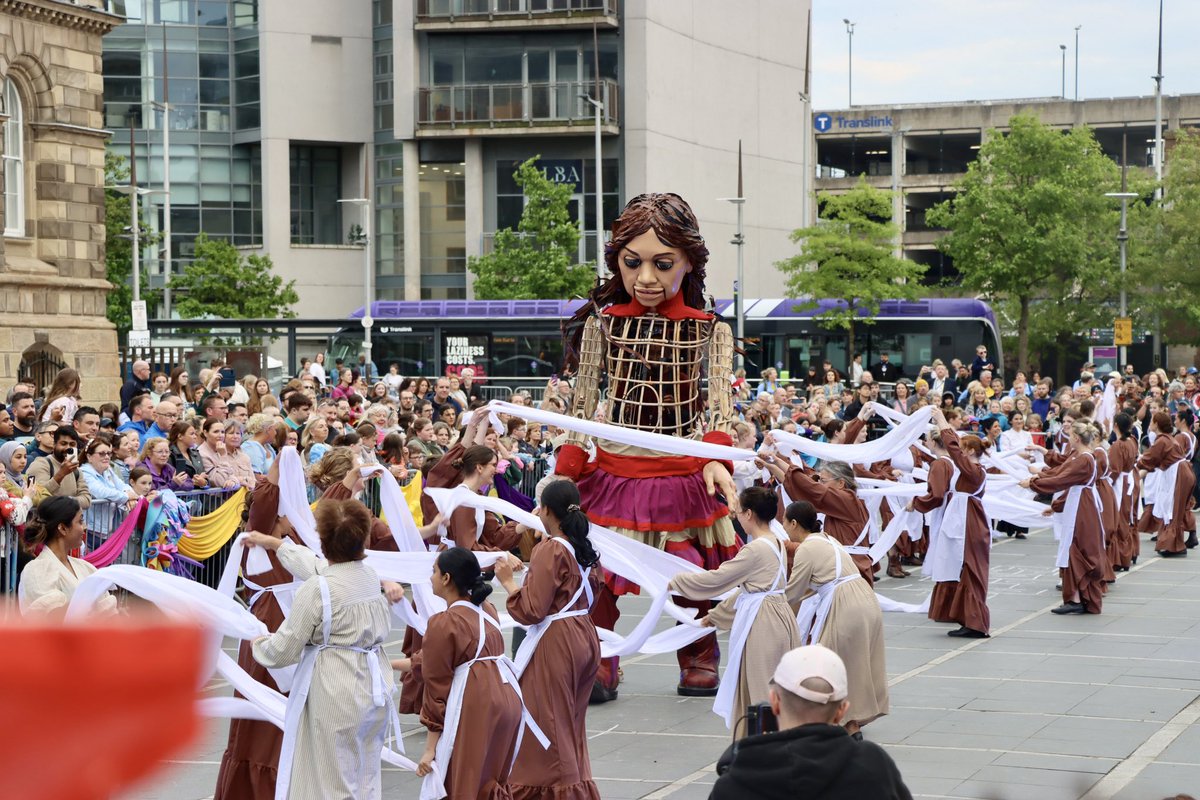 It was a true pleasure to welcome Little Amal to Belfast tonight. Huge crowds filled the city centre to welcome the giant puppet which depicts a 10-year-old Syrian refugee. 1/3