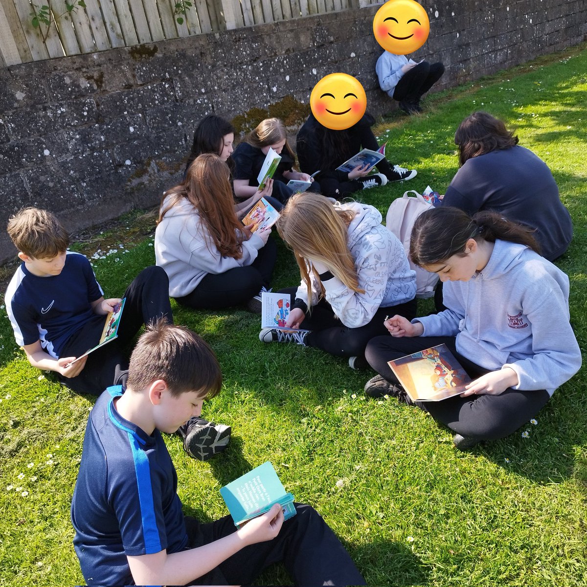 ForAcadML's tweet image. 📚 S1s enjoyed another period of reading outside, as well as being read a 🇫🇷 story that they fully understood thanks to their knowledge and great acting skills🤡 We also cared about the environment, picking up random litter on our way back!🙌🏽🚮
@ForAcad @ForAcadLib @scottishcilt