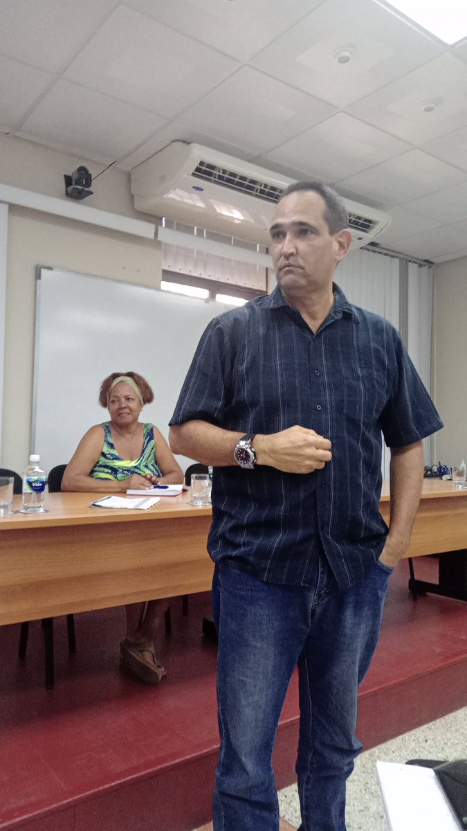 YanetHzP's tweet photo. En #LaHabanaViveEnMí @IzquierdoAlons1 participa en la reunión del Consejo Popular Vedado Malecón. https://t.co/GSXfaC6qdU