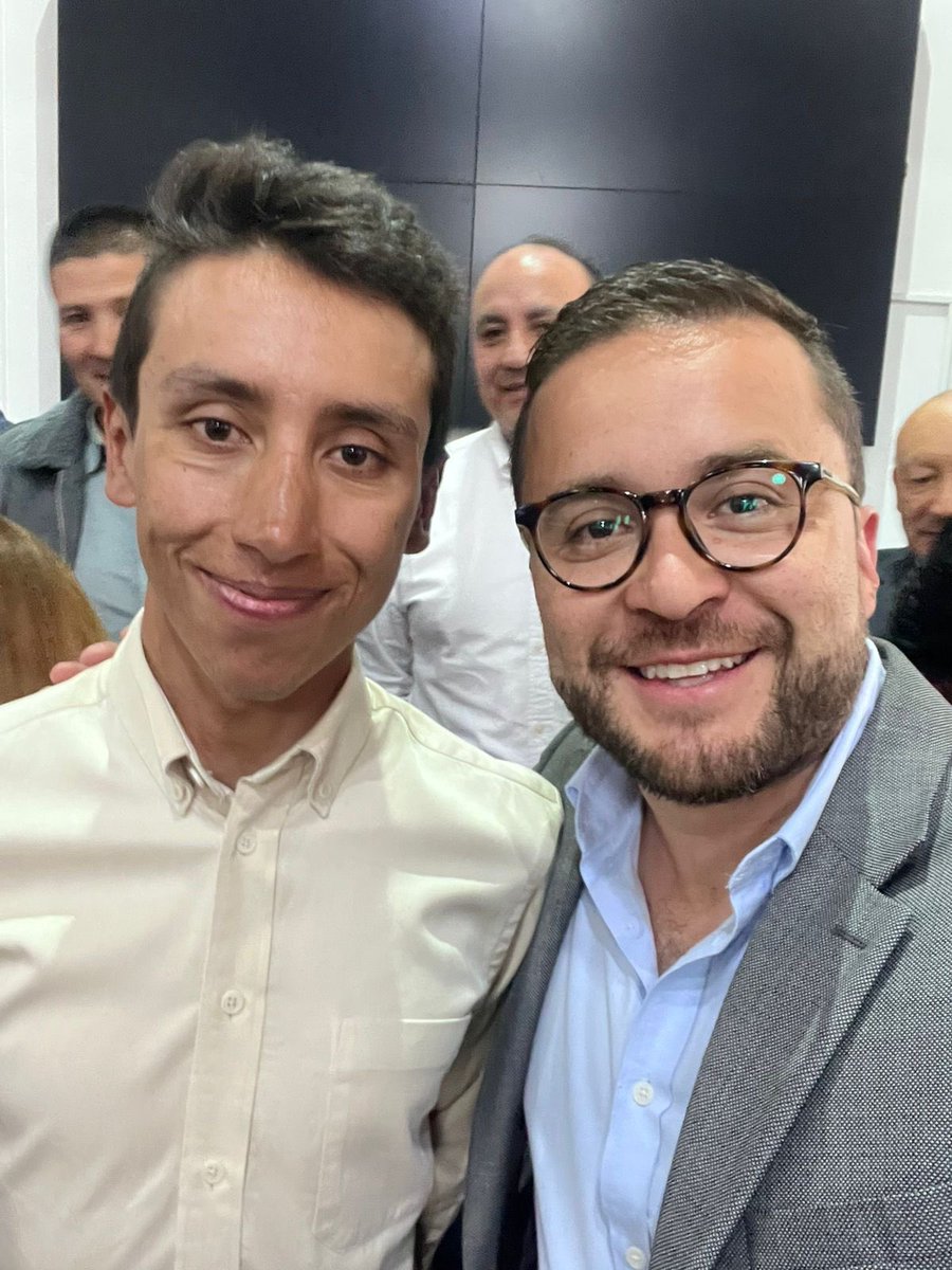 En medio de una reunión de concejales y ediles del @CeDemocratico fuimos gratamente sorprendidos con la visita de @eganbernal 🚴🥇campeón del tour y quien conquistó las carreteras de Francia en 2019 dejando en alto el nombre de los escarabajos colombianos. Él es #OrgulloNacional