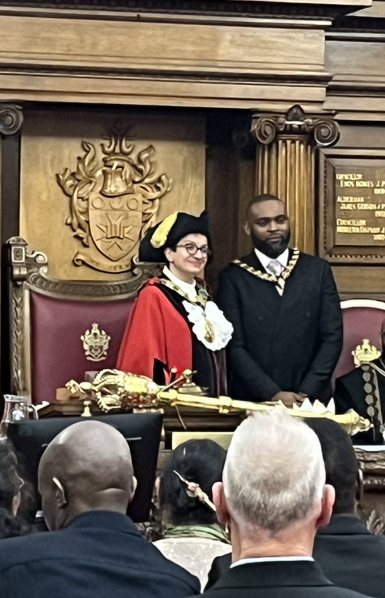 Joyful evening at the mayor making at Islington full council tonight. Outgoing mayor @garyheatherFJ has done a stunning job. Delighted to see my friends and comrades Cllr Anjna Khurana and @JasonUJackson as incoming mayor and deputy 🔥🔥🔥🔥