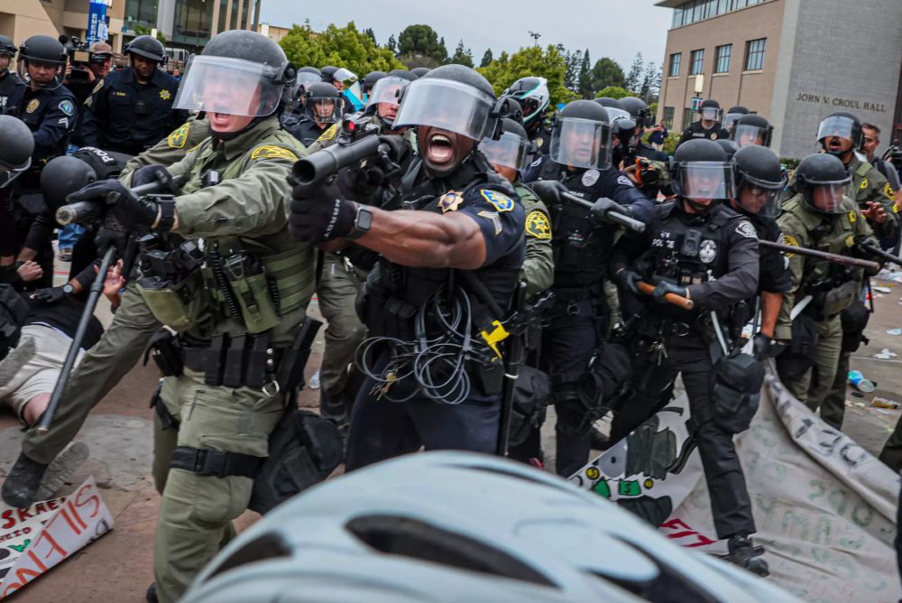 This is how elites are responding to college kids protesting. I genuinely can not imagine seeing this photo and feeling good about it. latimes.com/story/2024-05-…