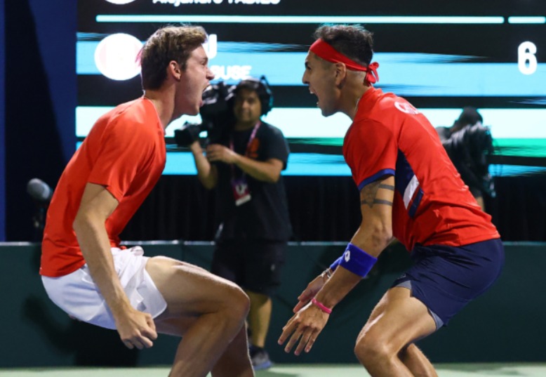 ESTOS 2 NO PARAN DE HACER HISTORIA!!!

Por PRIMERA VEZ en la historia (Singles, Era Open), nuestro país tendrá 2 tenistas disputando las semifinales de un torneo Master 1000, lo hicieron posible: Alejandro Tabilo y Nicolás Jarry.

Vamos por la final mierda!! que semana 🔥🇨🇱🎾