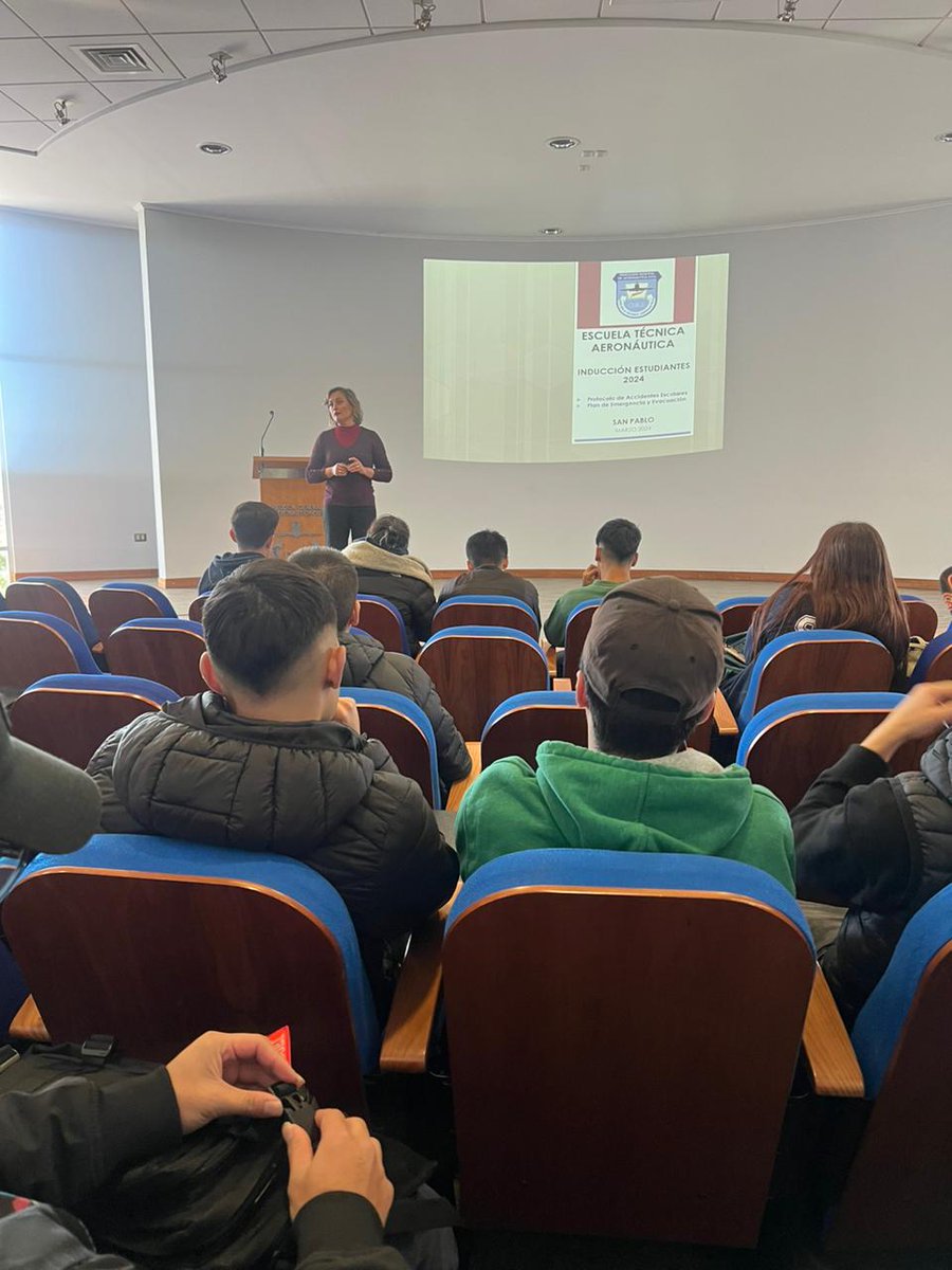 #InfoDGAC Durante esta semana, se realizó ciclo de charlas de Prevención de Riesgos para estudiantes @Esc_Aeronautica del la #DGAC con el objetivo de facilitar la adaptación e integración a los nuevos estudiantes de las diversas carreras aeronáuticas.