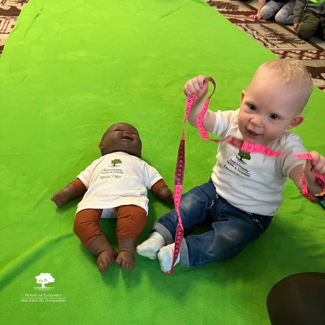 RootsofEmpathy's tweet photo. When the Roots of Empathy Baby takes the lead in a measurement lesson 💚👶 A sweet moment in this #Calgary, #Alberta classroom shows the joy of learning with Roots of Empathy. When the Baby decides to measure himself, the lesson becomes a memorable experience for everyone!

“In Roots of Empathy, we measure what we treasure” - Mary Gordon President/Founder

Children chart the Baby’s growth, both weight and height as well as all the other social and cognitive milestones.

#RootsofEmpathy #LearningTogether #EmpathyMatters