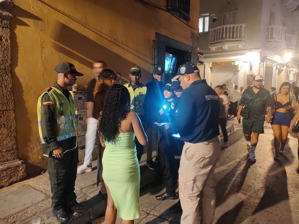 En Cartagena no bajamos la guardia para prevenir y combatir la #TrataDePersonas y la #ExplotaciónSexual. En coordinación con @PoliciaColombia y la alcaldía distrital realizamos labores de control y verificación migratoria en vías públicas del Centro Histórico.