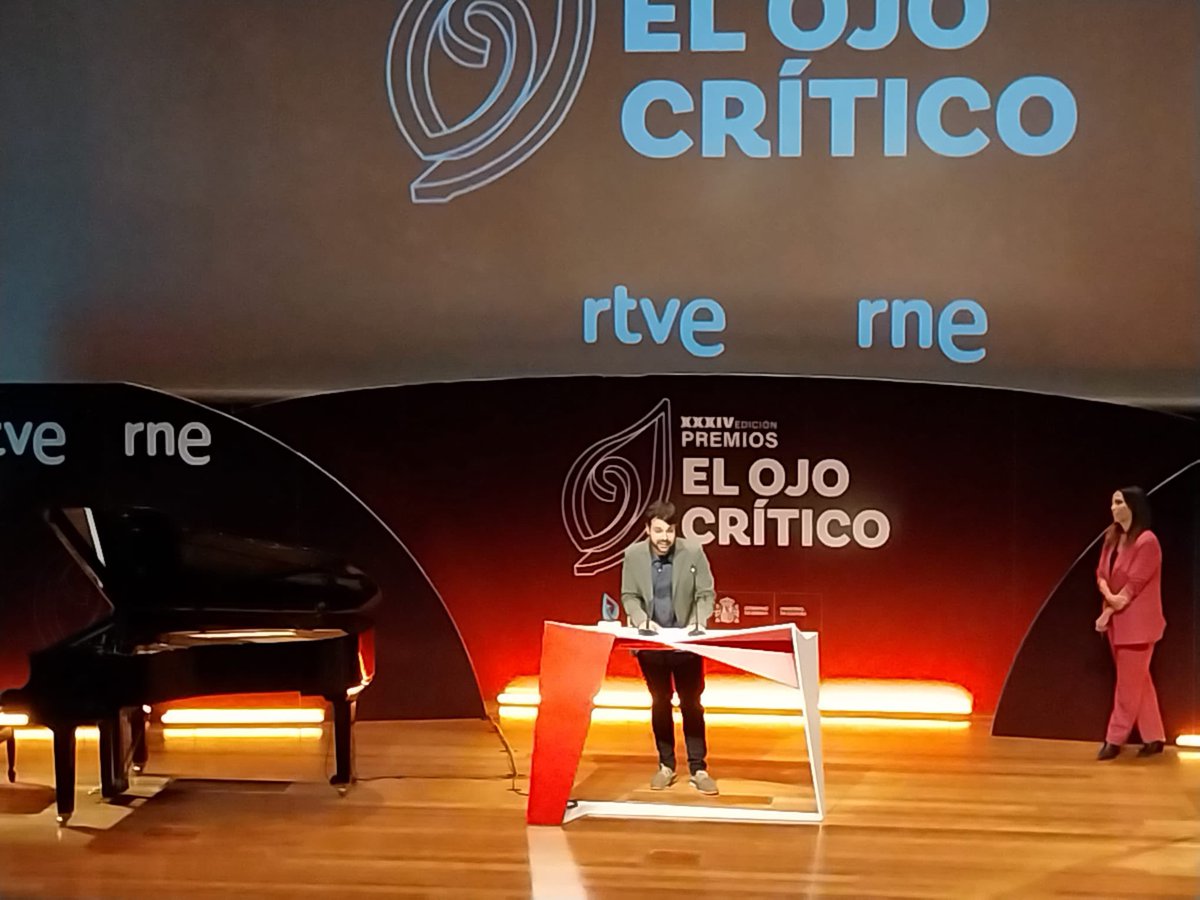 Hoy @Braislamela ha recibido el Premio El Ojo Crítico de narrativa que otorga @rtve al joven talento. Qué honor poder vivirlo en directo. Parabéns @BraisLamela!