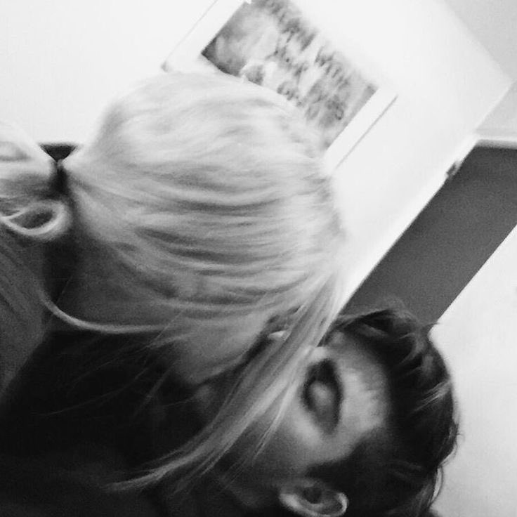 hejtuniemka's tweet image. „– Uspokój się, nic ci nie zrobi, obiecuję. Pamiętasz, że damy sobie radę? Powiedz, że to pamiętasz.

– P-pamiętam.

– Grzeczna dziewczynka.”

AAAAAA 

#claraAK 🌸🤍