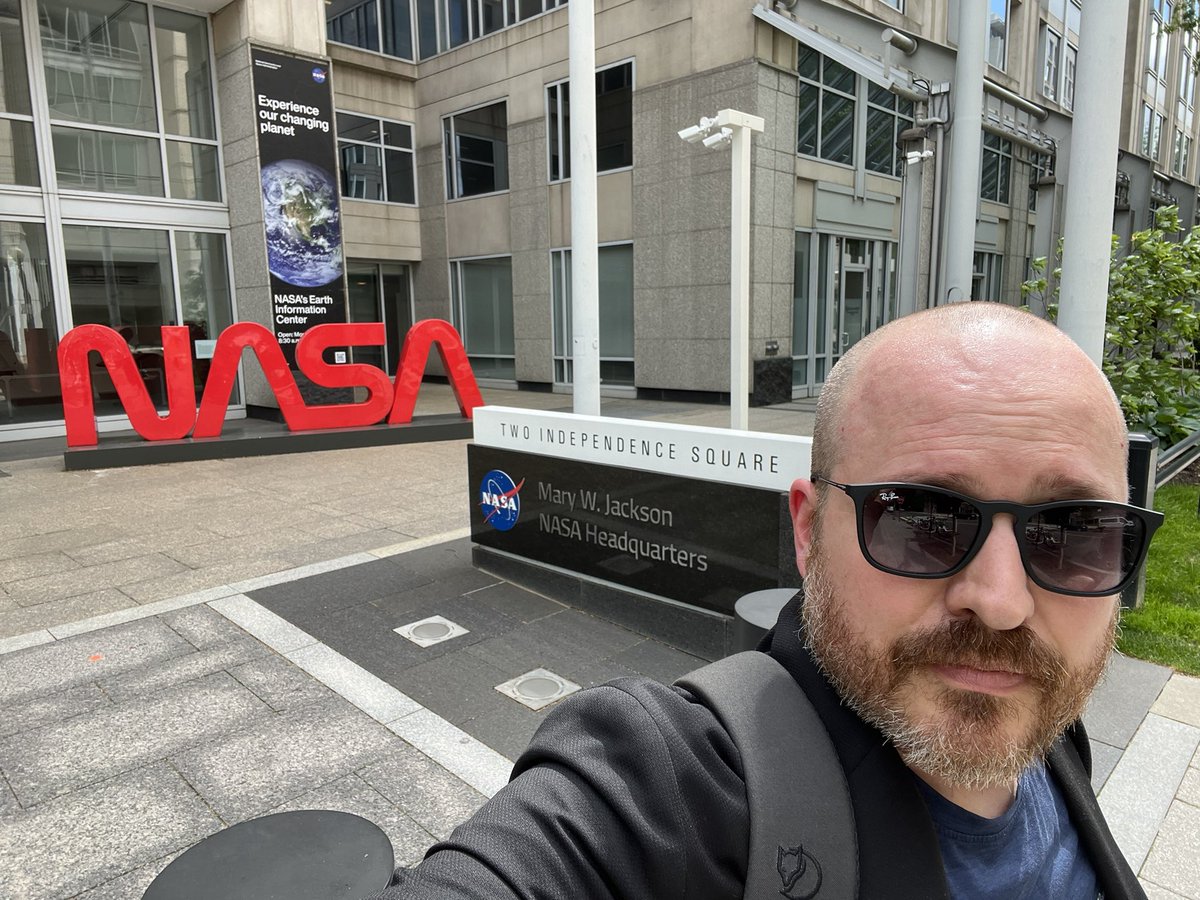 In DC for @SpringerNature’s #ScienceOnTheHill event about the science and policy of space junk (springernature.com/gp/researchers…), and look what’s right across from my hotel! I’ll scratch “visit NASA HQ” off my bucket list for now—but next time I hope to go inside.🤞